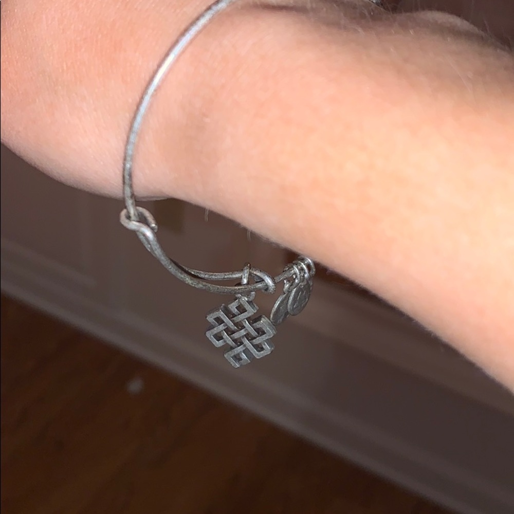 alex & an i bracelet